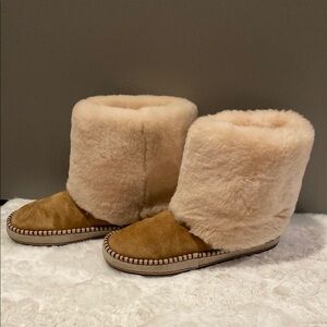 UGG Tan Slippers with Soft Sheepskin and Casual Style